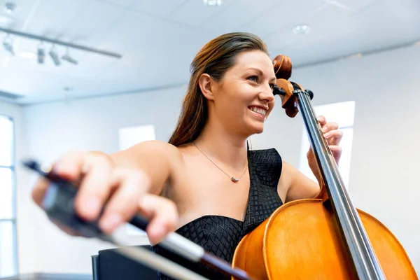 Donna che suona il violoncello — Foto Stock