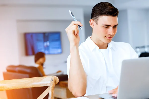 Homem trabalhando no laptop em casa — Fotografia de Stock