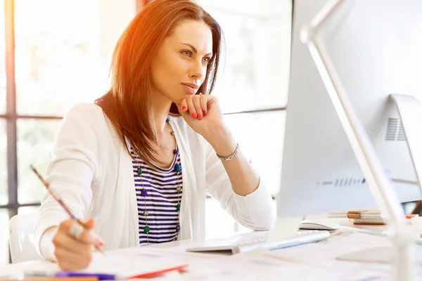 Feliz empresario o freelancer en una oficina o casa — Foto de Stock