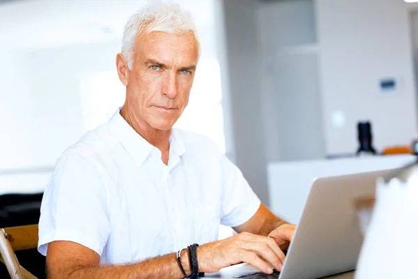 Man die thuis aan laptop werkt — Stockfoto