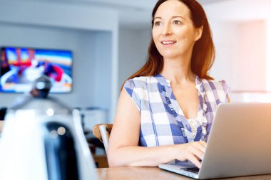 Onu laptop çalışan olgun güzel kadın