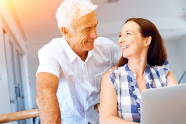 Mutlu modern Olgun çift üstünde laptop evde çalışma