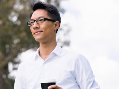 Adam bir parkta bir kahve molası