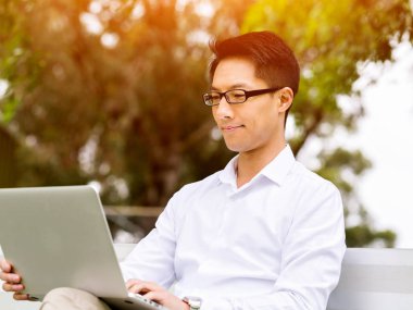 Genç işadamı Park onun mola sırasında rahatlatıcı