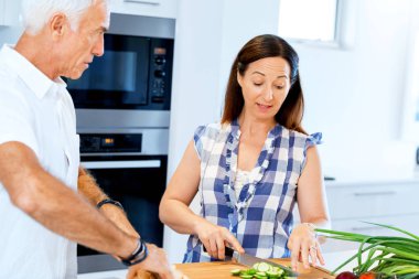 Evli çift evde yemek