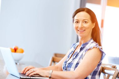 Onu laptop çalışan olgun güzel kadın