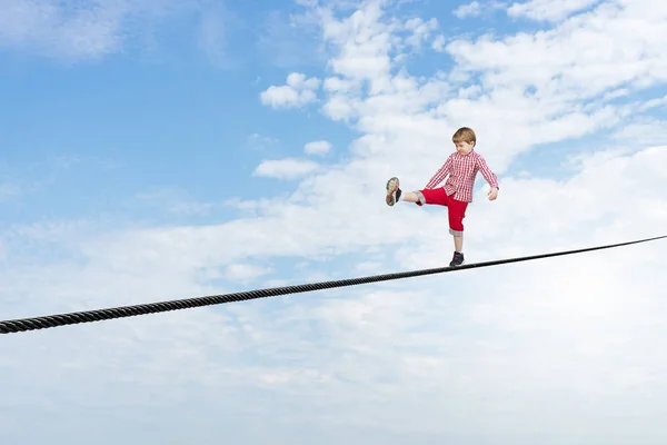 Laat niet uw kind rond te lopen. Mixed media — Stockfoto