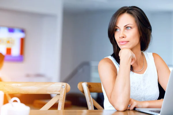 Junge schöne Frau arbeitet an ihrem Laptop — Stockfoto