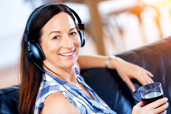 Happy tersenyum wanita santai dan mendengarkan musik — Stok Foto
