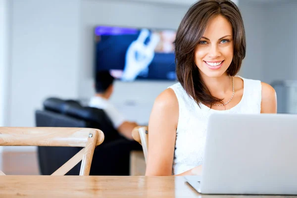 Jovem mulher bonita trabalhando em seu laptop — Fotografia de Stock