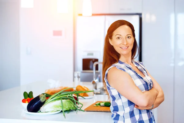 Schöne Frau steht in der Küche — Stockfoto