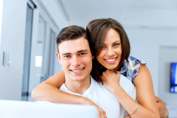 Lachende vrolijk paar camera kijken — Stockfoto