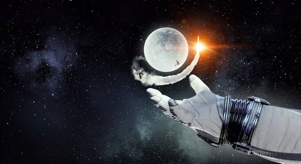 Planeta lunar en mano del hombre del espacio. Medios mixtos — Foto de Stock