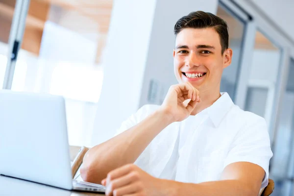 Homem trabalhando no laptop em casa — Fotografia de Stock