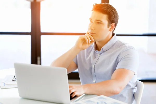 Stilig affärsman arbetar på dator — Stockfoto