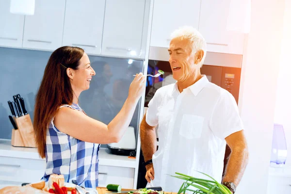 Starsza para, gotowanie w domu — Zdjęcie stockowe