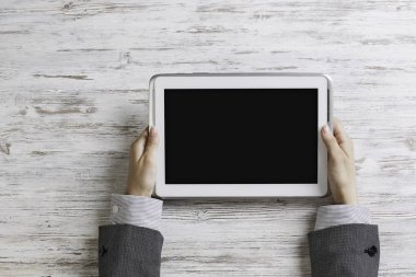 Bayan patron tablet aygıtı kullanma