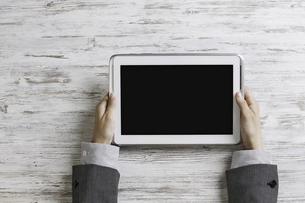 Bayan patron tablet aygıtı kullanma