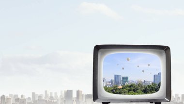 Elimde eski bir tv. Karışık teknik