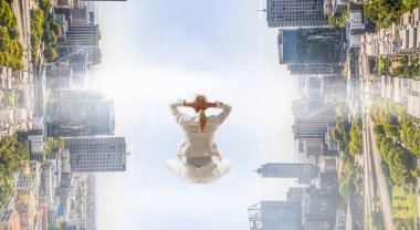 Kadın float şehir üzerinde