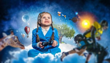 Video oyunu oynayan kız. Karışık teknik