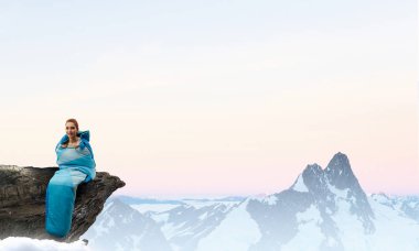 Kız turistik dinlenme. Karışık teknik