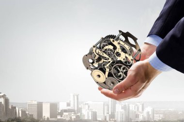 Dişli mekanizması elinde. Karışık teknik