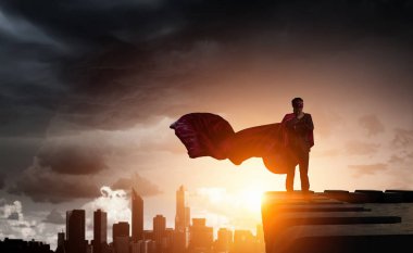 Güçlü ve kuvvetli süper kahraman. Karışık teknik