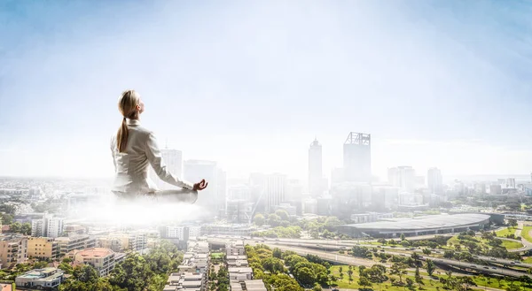 Vrouw zweven boven stad — Stockfoto