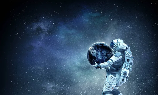 Raumfahrer tragen seine Mission. Gemischte Medien — Stockfoto