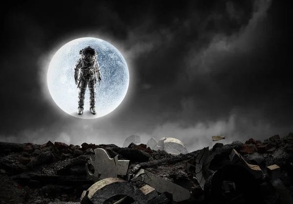 Astronaut stående utomhus. Mixed media — Stockfoto