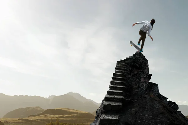 Ragazza che guida skateboard. Mezzi misti — Foto Stock