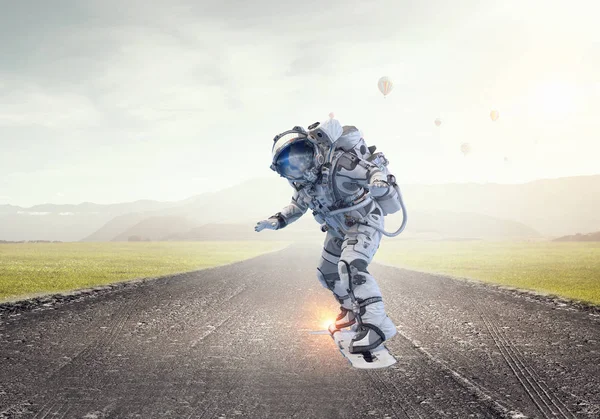 Yönetim Kurulu uçan üzerinde uzay adamı. Karışık teknik