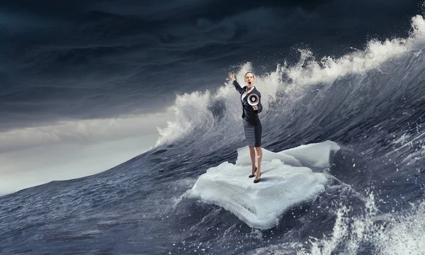 Surfen im Meer auf Eisschollen. Gemischte Medien — Stockfoto