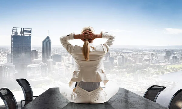 Mujer de negocios meditando en el trabajo. Medios mixtos — Foto de Stock