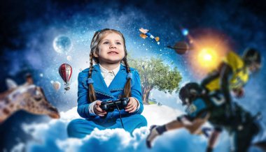 Video oyunu oynayan kız. Karışık teknik