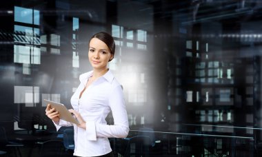 Bayan patron tablet aygıtı kullanın. Karışık teknik