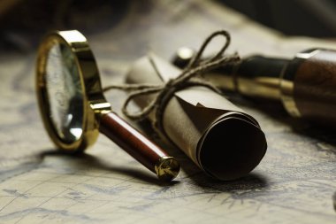 Eski harita ve spyglass ile Retro pusula