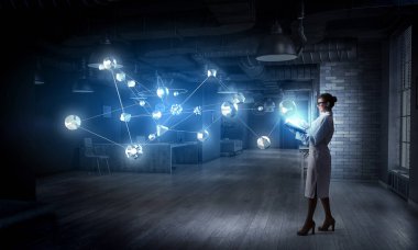 Bilim adamı kadın araştırma yapıyor. Karışık teknik