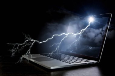 Yıldırım ile dizüstü bilgisayar. Karışık teknik