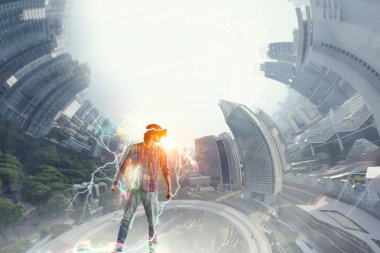 Sanal kask içinde adam. Karışık teknik