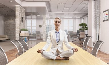 İş kadını işyerinde meditasyon. Karışık teknik