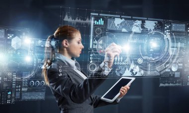 Yenilikçi medya teknolojileri kullanılıyor. Karışık teknik