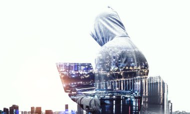 Hacker adam bilgi çalmak