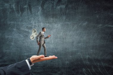 Onun enerji ve güç sonsuzdur. Karışık teknik