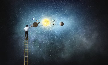 merdiven üzerinde işadamı