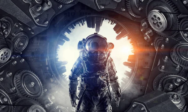 Astronauta en el mundo de fantasía. Medios mixtos — Foto de Stock