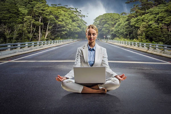 Das innere Gleichgewicht finden. Gemischte Medien — Stockfoto