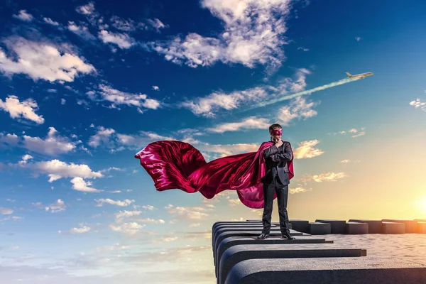 Stark und mächtig als Superheld. Gemischte Medien — Stockfoto