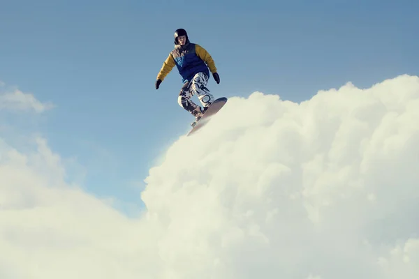 Snowboarder haciendo salto — Foto de Stock